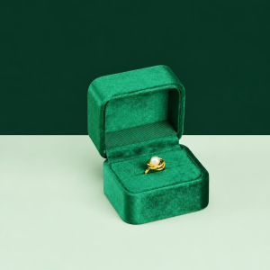 Fluwelen ringdoosje voor een verlovingsring