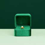 Fluwelen ringdoosje voor een verlovingsring